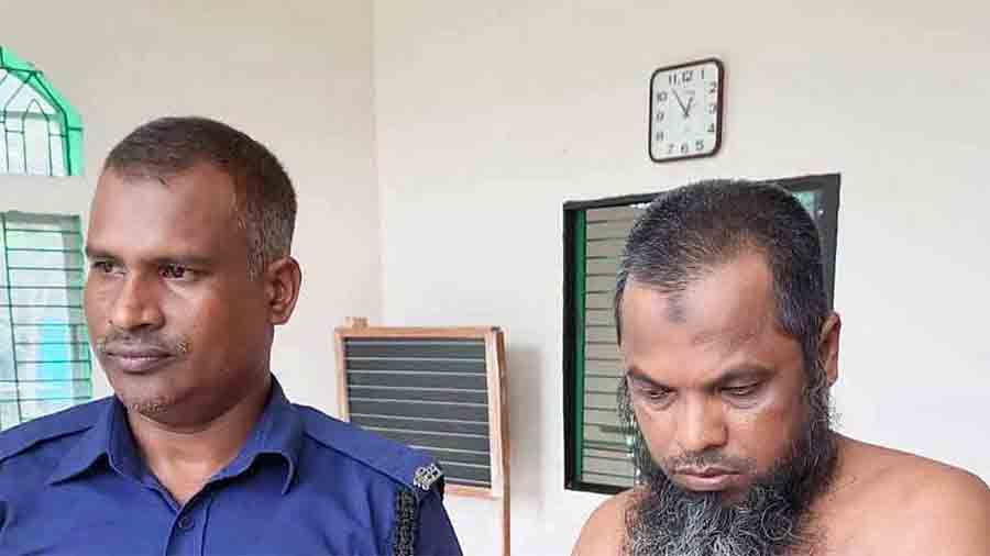 মসজিদের ভেতরে মেয়েশিশুকে ধর্ষণ, নগ্ন অবস্থায় হাতেনাতে ইমাম আটক