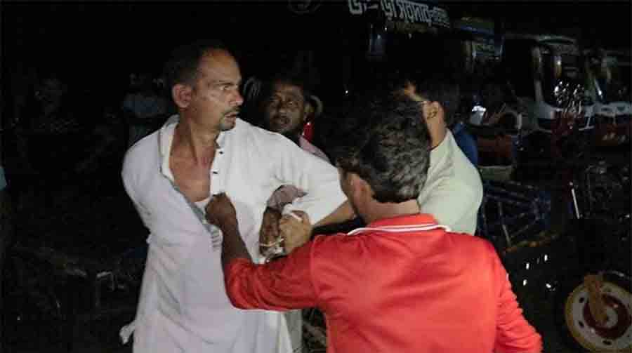 সরকারি ঘর ও কার্ড দেওয়ার নামে অর্ধকোটি টাকা লোপাট: বিএনপি নেতাকে জনতার উত্তম-মধ্যম