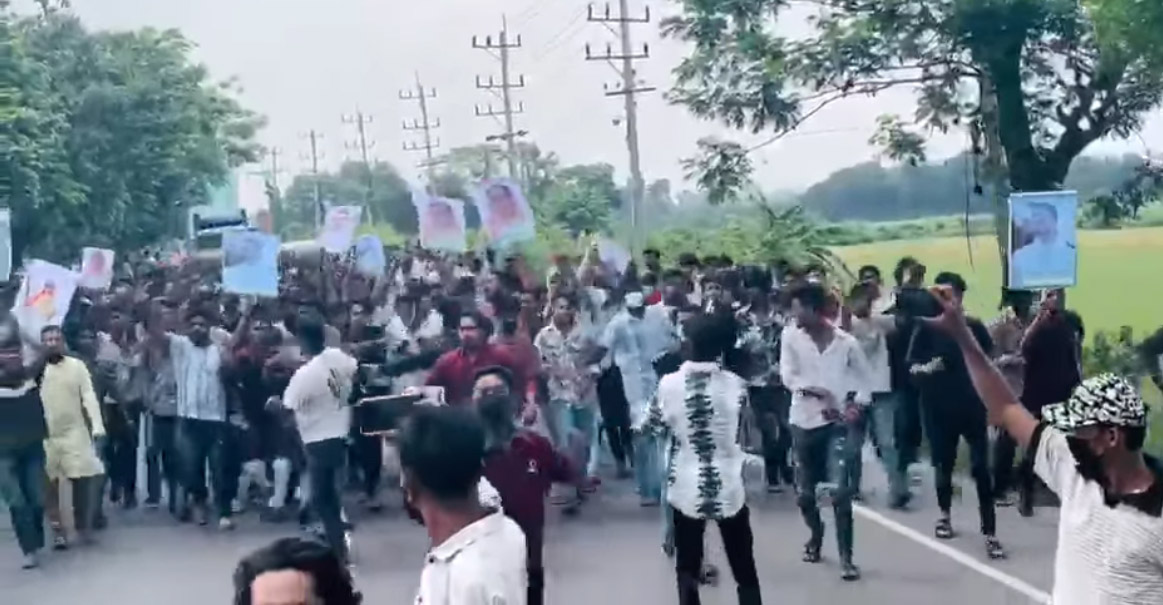 কুমিল্লায় সাবেক এমপি বাহাউদ্দিন বাহারের হুঁশিয়ারির পর উজ্জীবিত ছাত্রলীগের বৃহত্তম মিছিল