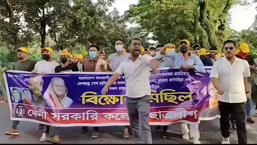 আওয়ামী লীগের নিষেধাজ্ঞা ও সকল মিথ্যা মামলা প্রত্যাহারের দাবিতে ফেনীতে ছাত্রলীগের মিছিল