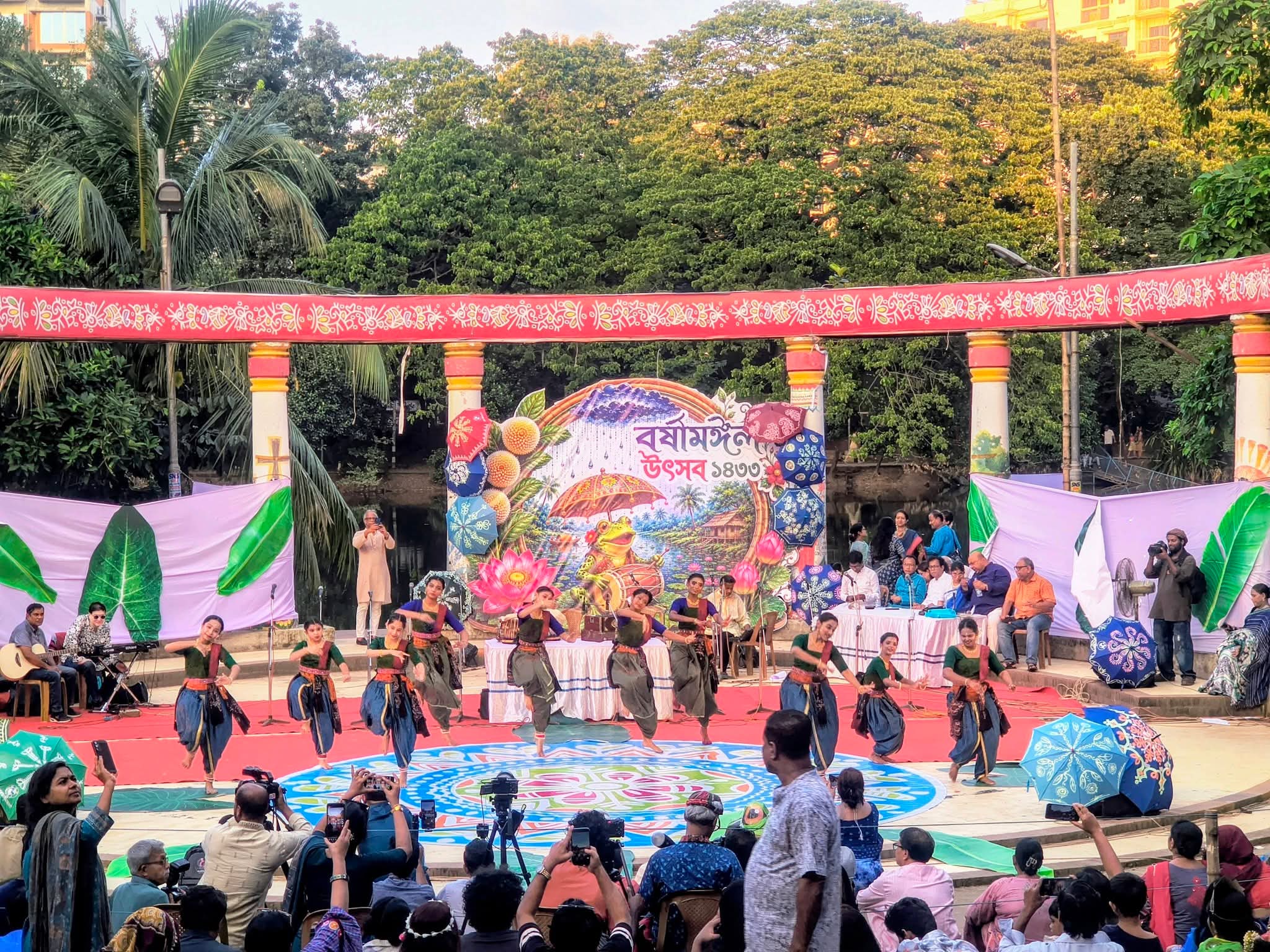 রবীন্দ্র সরোবরে বর্ষামঙ্গল উদযাপন: গান-কবিতা-নৃত্যে মুখরিত হলো ধানমন্ডি