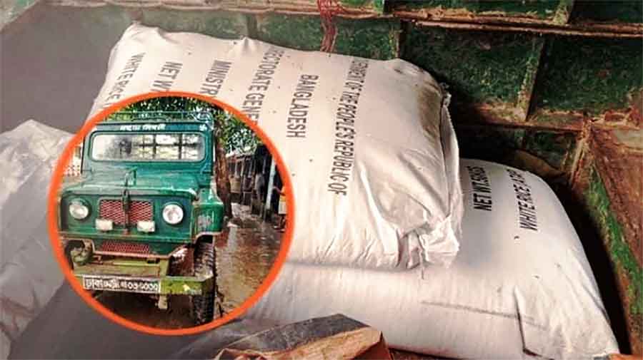 বন্যার্তদের বঞ্চিত করে ত্রাণের চাল বিক্রি: কাপ্তাইয়ে গাড়ি ও চালসহ হাতেনাতে আটক বিএনপি সভাপতি
