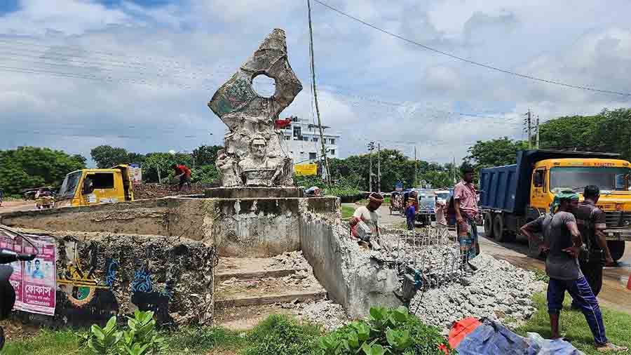 ৫ আগস্টের পর মুক্তিযুদ্ধের স্মারক ভাঙার ধারাবাহিকতা: এবার ভাঙল বীরশ্রেষ্ঠ হামিদুরের ভাস্কর্য, জানে না প্রশাসন