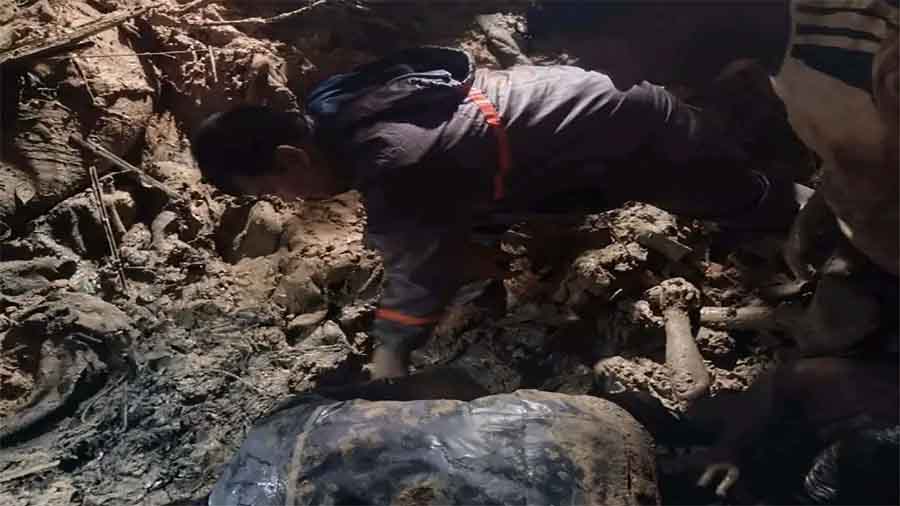 রোহিঙ্গাদের হাতে ৮ হাজার একর বনভূমি উজাড়ের ফল: পাহাড় ধসে ৩ ঘণ্টায় ঝরল ৯টি প্রাণ