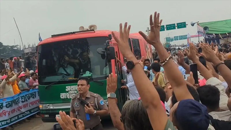 জনতার ভিড় থেকে প্রধানমন্ত্রীর গাড়িবহরে ঢিল: ধোঁয়াশায় পুলিশ, স্থানীয়দের দাবি, ‘জনতা অতিষ্ট’