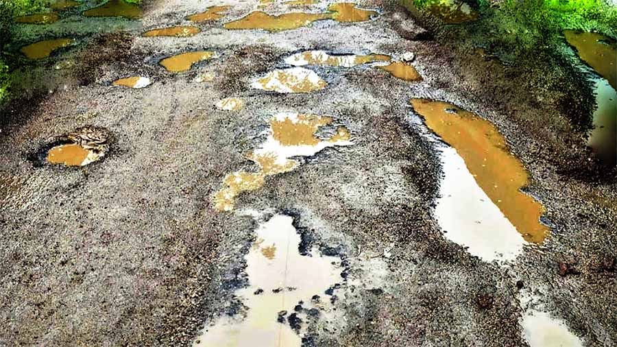 বিএনপি নেতার ঠিকাদারিতে নির্মিত সড়কের ‘ছাল-বাকল’ উঠে বেহাল দশা ২৫ দিনেই!