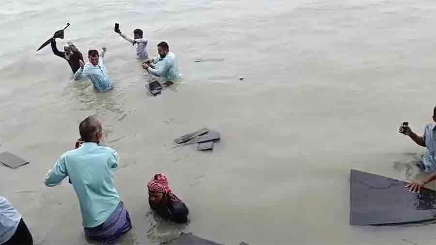 প্রধানমন্ত্রীর গাছ লাগানো দেখতে যাওয়ার পথে মেঘনায় বিএনপি নেতাদের ট্রলারডুবি