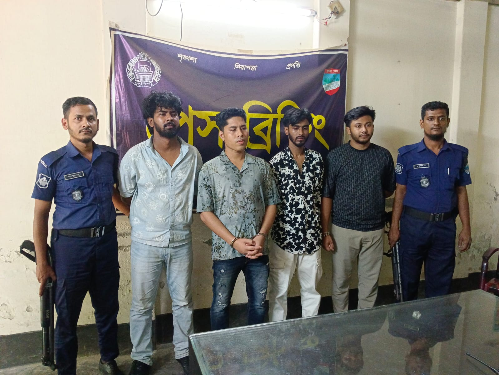 যশোরে পুলিশের যৌথ অভিযানে চট্টগ্রামের শীর্ষ সন্ত্রাসী ‘ডেভিড ইমন’সহ গ্রেপ্তার ৪