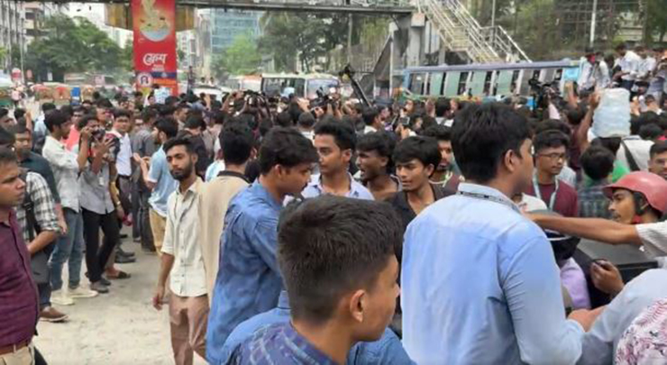 ‘তুমি কে আমি কে? ফার্মের মুরগি’ স্লোগানে শিক্ষামন্ত্রীর পদত্যাগ দাবিতে এইচএসসি পরীক্ষার্থীদের সড়ক অবরোধ
