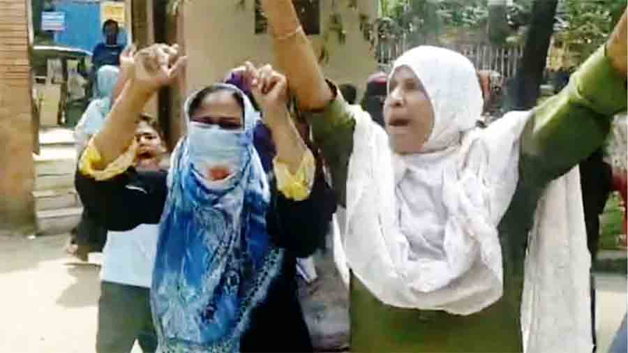 থানা প্রাঙ্গণে ‘জয় বাংলা, জয় বঙ্গবন্ধু’ স্লোগান দেওয়ায় বৃদ্ধাসহ আওয়ামী লীগ নেতার ৫ স্বজন গ্রেপ্তার