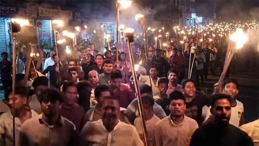 বিদ্যুৎ-গ্যাস সংকট ও জনদুর্ভোগের প্রতিবাদে বাঁশখালীতে যুবলীগ-ছাত্রলীগের মশাল মিছিল