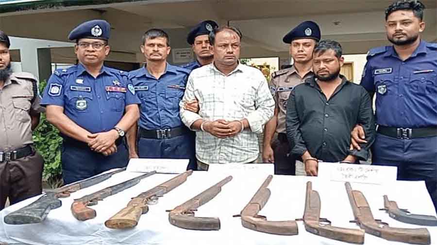 মহেশখালীর কারিগরদের হাতে সম্পূর্ণ দেশীয় প্রযুক্তিতে তৈরি ৮টি বন্দুক-রাইফেল উদ্ধার