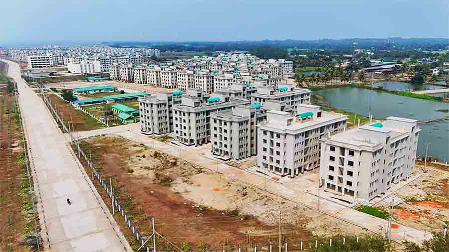 ‘যে যাই বলুক, আমরা শেখ হাসিনার জন্য দোয়া করি’: খুরুশকুল আশ্রয়ণের ফ্ল্যাট বুঝে পাওয়া উদ্বাস্তু জনগোষ্ঠী