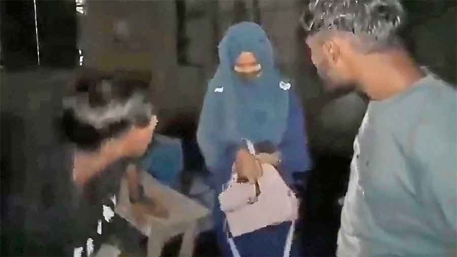 সোনাগাজীতে স্কুলছাত্রীকে মারধোর করে কানের দুল ছিনিয়ে নিল যুবদলকর্মীরা