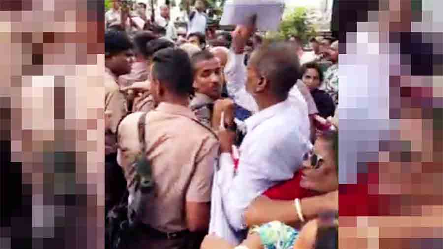 রংপুরের গণপতি-পরিবার হত্যাকাণ্ড: প্রেসক্লাবের সামনে বিচার দাবির মিছিল পুলিশি বাধায় পণ্ড