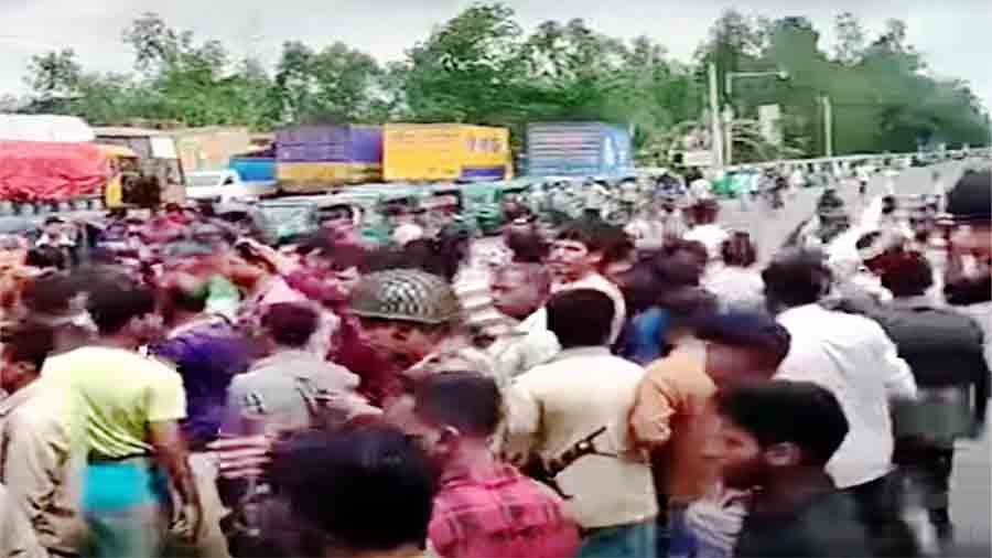 গ্যাসের জন্য চট্টগ্রামে হাহাকার: ‘পাম্পে গ্যাস নেই, পেটে ভাত নেই’, রাজপথে ক্ষুব্ধ সিএনজি চালকদের বিক্ষোভ
