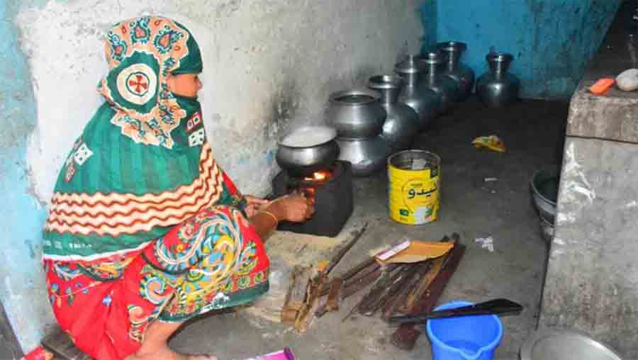 ৩ মাস মোহাম্মদপুরের নেই লাইনের গ্যাস: “জুলাই জ্বালিয়ে ভাত রাঁধব?” ক্ষুব্ধ এলাকাবাসীর প্রতিক্রিয়া