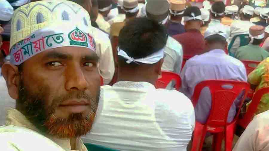 শিশু ধর্ষণচেষ্টার ঘটনা ধামাচাপার চেষ্টা, হাতেনাতে ধৃত জামায়াত কর্মীকে ৫০ বেত্রাঘাতে ছাড়