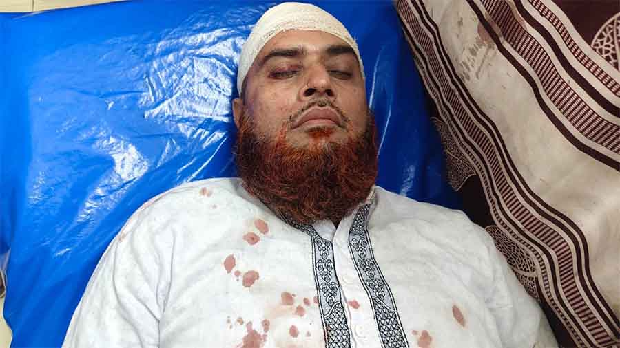 নোয়াখালীতে প্রকাশ্যে হোটেল ম্যানেজারকে কুপিয়ে ৫ লাখ টাকা লুট