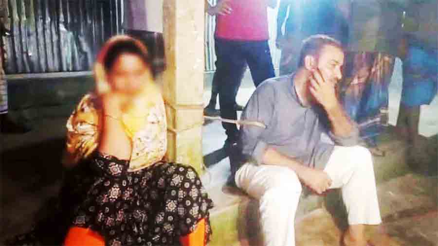 ৪ বিয়ের পরেও পরনারীর ঘরে! জামায়াত কর্মীকে রাতভর খুঁটিতে বেঁধে পুলিশে সোপর্দ