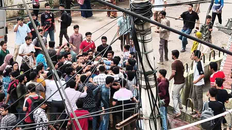 রাজাকারের পোস্টার ঘিরে বিতর্ক: বেরোবিতে ছাত্রদল-শিবির সংঘাতের জেরে উত্তপ্ত বিভিন্ন ক্যাম্পাস