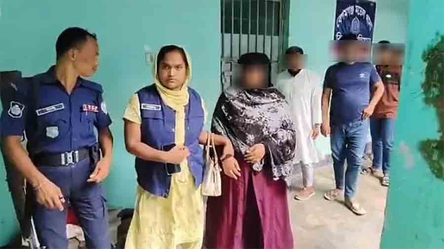 নোয়াখালীতে পেশাদার পর্ন স্টুডিওর সন্ধান: দুই সন্তানসহ দম্পতি কারাগারে