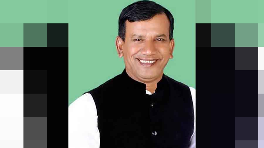 কিশোরগঞ্জে পুলিশের ‘ভুল’ অভিযানে ভাইসহ আওয়ামী লীগ নেতা আটক, জনতার তোপের মুখে মুক্তি