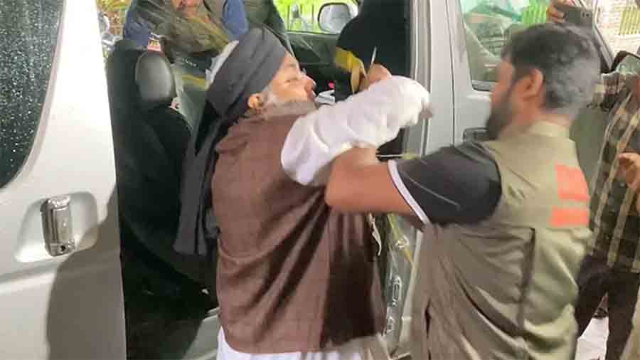 আদালতে এনসিপি নেতা সালাউদ্দিনের ওপর ছাত্রদলের ডিম নিক্ষেপ