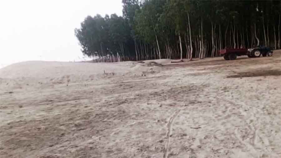 প্রশাসনের নাকের ডগায় সিলগালা করা ৯ লাখ ঘনফুট বালু গায়েব! পাচারে জড়িত স্থানীয় জনপ্রতিনিধিরা