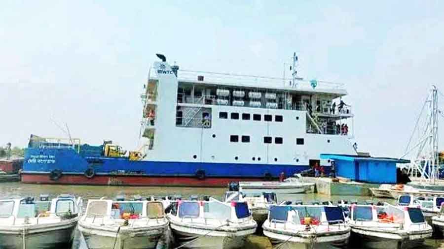 চাঁদাবাজির কবলে সন্দ্বীপের নৌরুট: ঘাটে আটকা পড়ে চিকিৎসার অভাবে বীর মুক্তিযোদ্ধার মৃত্যু