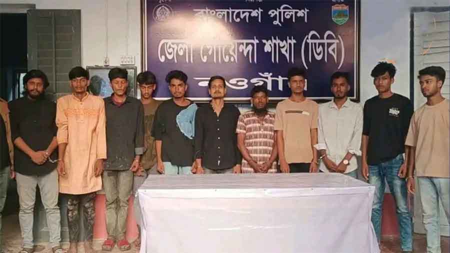 নওগাঁয় মিছিলের প্রস্তুতি: মব করে আওয়ামী লীগের ১১ কর্মীকে পুলিশে দিলো বিএনপির সন্ত্রাসীরা
