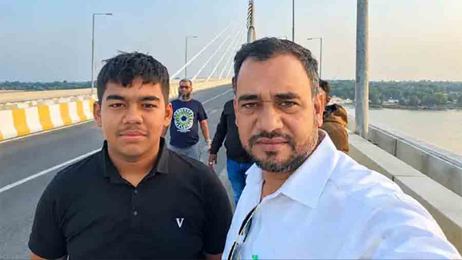 আওয়ামী লীগ নেতাকে না পেয়ে কিশোর সন্তানকে টেনেহিঁচড়ে ধরে নিয়ে গেল ডিবি পুলিশ