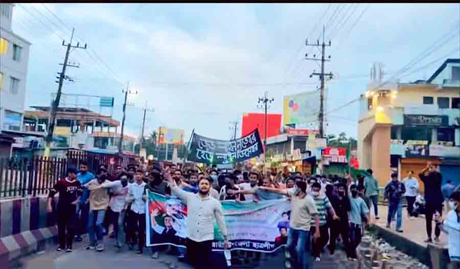 প্রশাসনের রক্তচক্ষু উপেক্ষা করেই চট্টগ্রাম বিশ্ববিদ্যালয়ে ছাত্রলীগের মিছিল