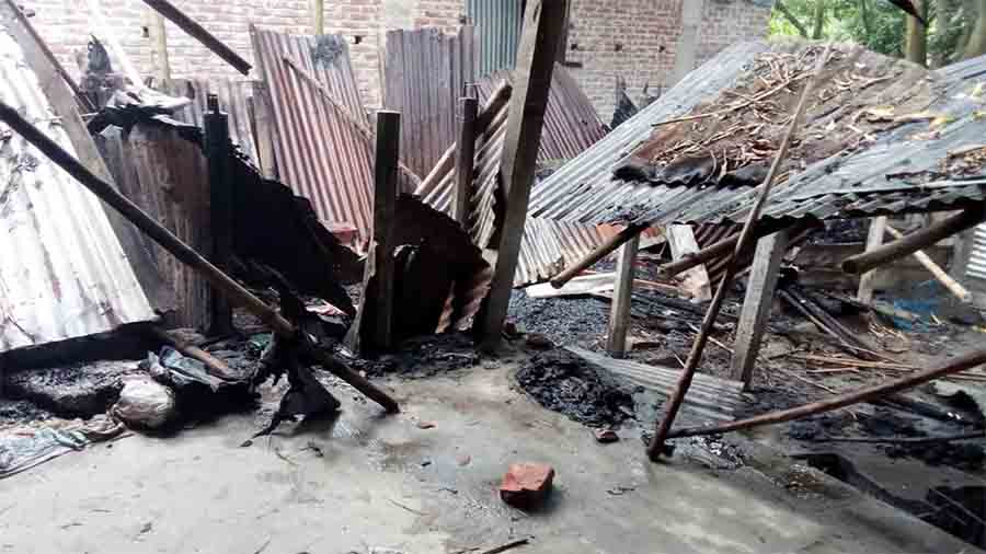 প্রবাসী জামায়াত কর্মী ফুফার স্ত্রীর বিছানায় পুত্রের হাতে আটক শিবির নেতাকে হাঁসুয়ার কোপ, বাড়িতে আগুন