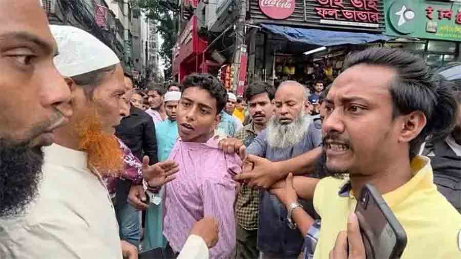 মিছিল করা ছাত্রলীগ কর্মীর ওপর ছাত্রদল সন্ত্রাসীদের মব হামলা, ঢাল হযে দাঁড়ালেন সাধারণ মানুষ