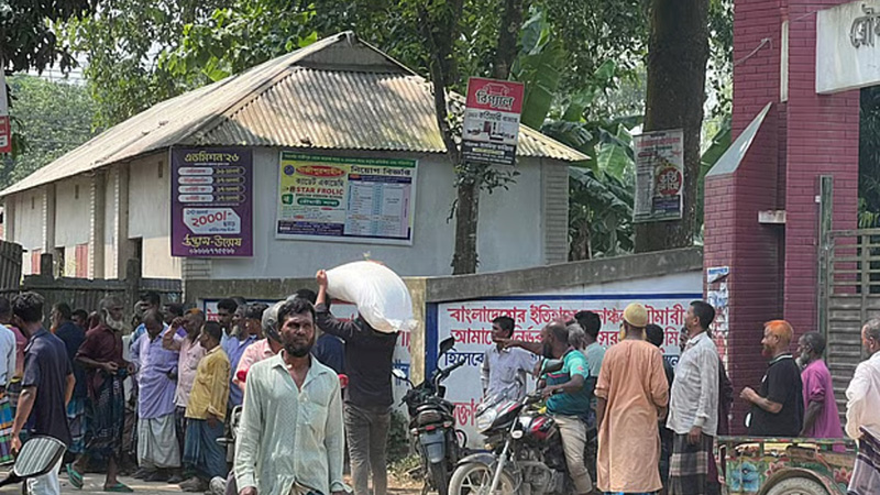 সার সংকট ঘিরে উত্তরাঞ্চলে অস্থিরতা: গুদাম লুট, সড়ক অবরোধ, মজুতদার গ্রেপ্তার