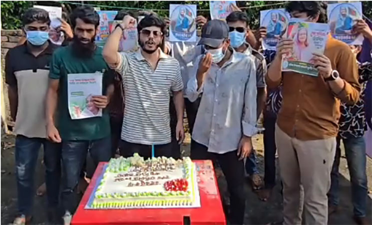 গ্রেপ্তার আর মব আতংকের মাঝেই শেখ হাসিনার জন্মদিন পালনঃ কেক কাটা হয়েছে ঘরের ভেতরে, গোপনে