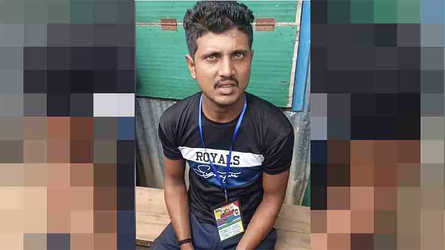 বিএনপির পুরনো ডেলিগেট কার্ড গলায় ঝুলিয়ে ফ্যামিলি কার্ড দেওয়ার নামে প্রতারণা, ছাত্রদলকর্মী আটক