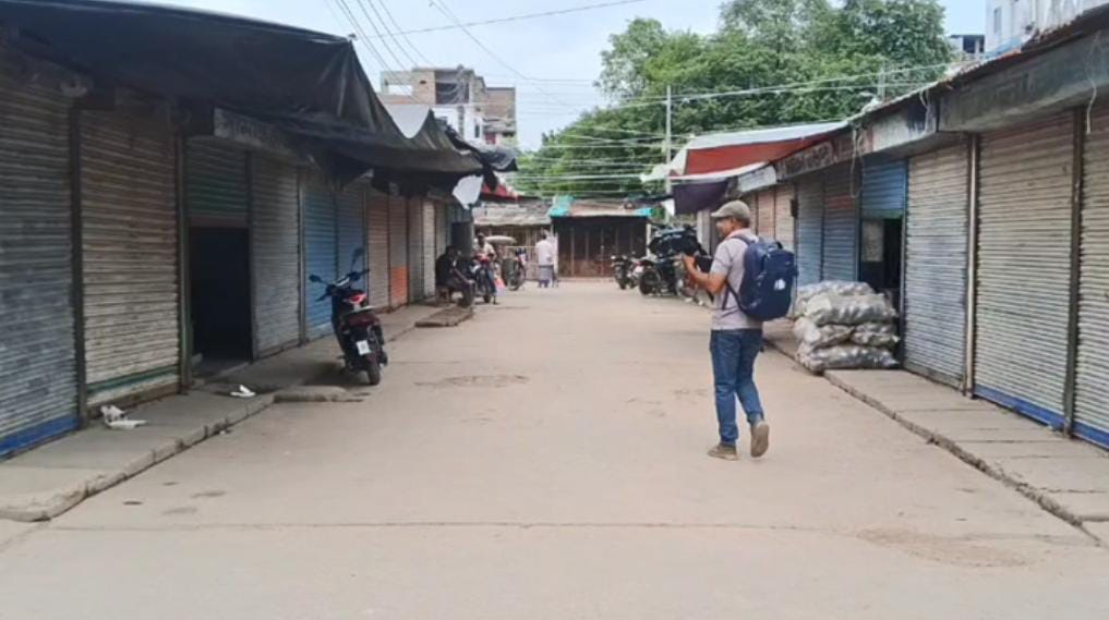 চাঁদাবাজির থাবায় অচল মেহেরপুরের বড়বাজার, খালি হাতে বাড়ি ফিরছেন ক্রেতারা
