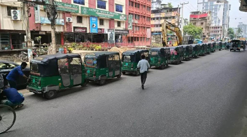 সড়কে দীর্ঘ লাইন, বাসায় বন্ধ চুলা: গ্যাস সংকটে হাহাকার বন্দর নগরী চট্টগ্রামে