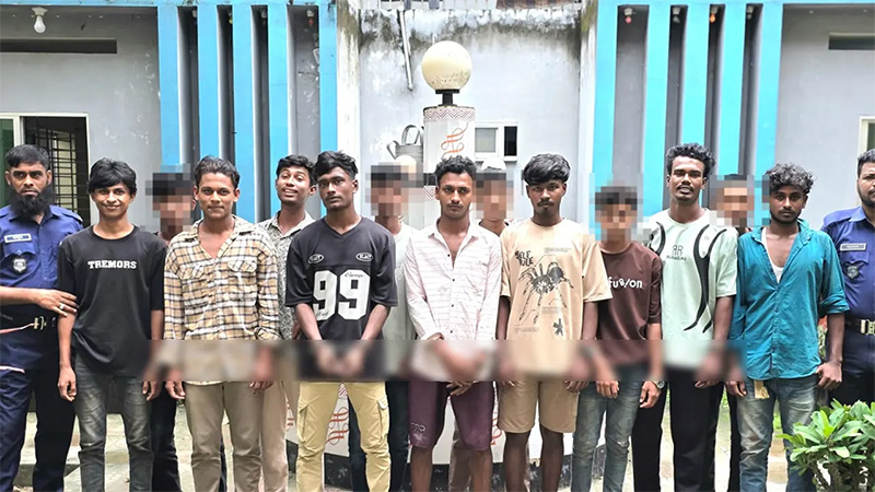 ছাত্রদলের ‘লীগবিরোধী মিছিল’ এর পরে থানার সামনেই ‘জয় বাংলা স্লোগান’ দিয়ে ছাত্রলীগের পাল্টা মিছিল