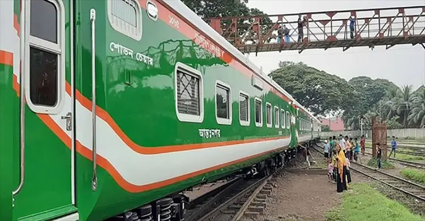 চলন্ত ট্রেনের খাবারের বগিতে নারী যাত্রীকে ধর্ষণের অভিযোগে ক্যান্টিনবয় গ্রেপ্তার