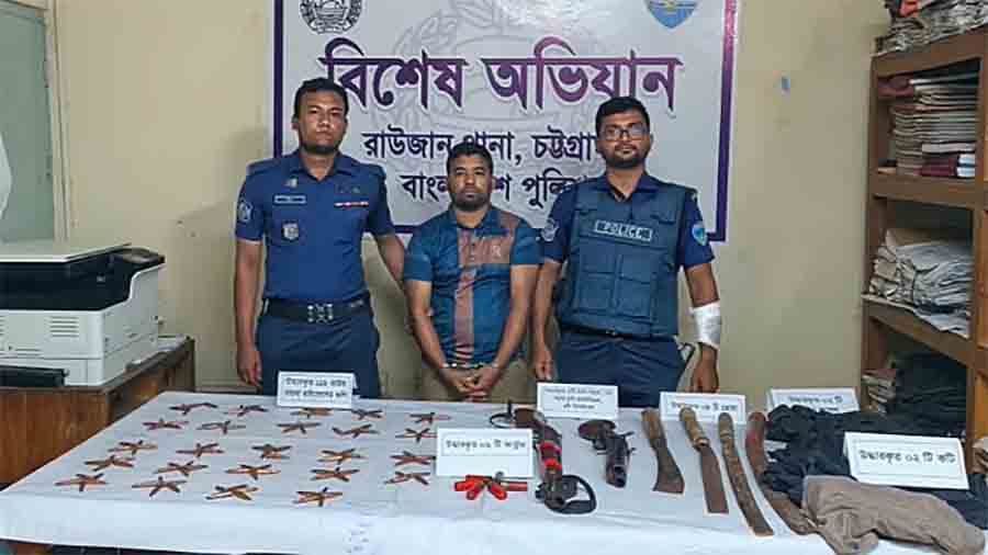 বিএনপি অধ্যুষিত রাউজানে অভিযান: সন্ত্রাসীদের সাথে বন্দুকযুদ্ধে ১২ পুলিশ আহত