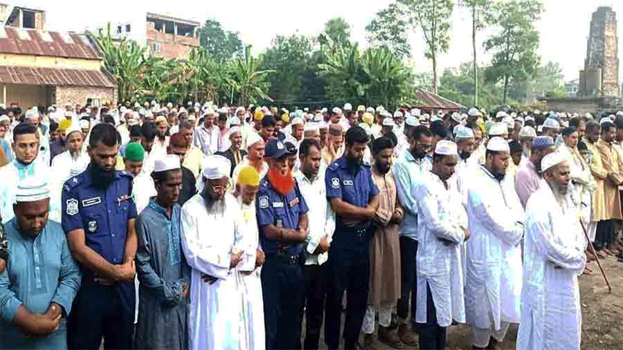 প্যারোলে মুক্তি পেয়ে মায়ের জানাজা নিজেই পড়ালেন আওয়ামী লীগের সহসভাপতি