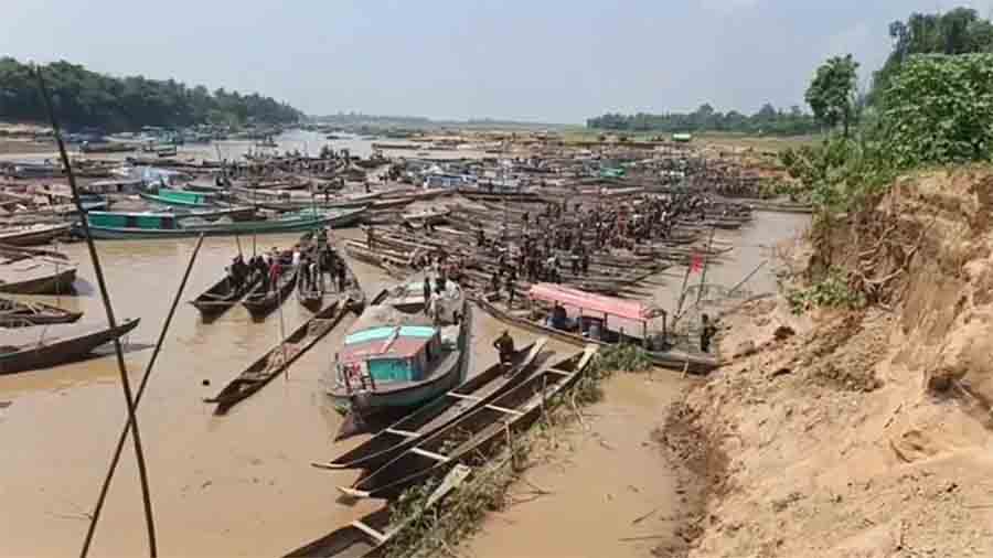 ১০ দিনে চেলা নদীর পাড় কেটে ২৫ লাখ ঘনফুট বালু খেয়ে নিল বিএনপি-জামায়াতের নেতাকর্মীরা