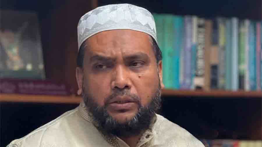 প্রবাসীর স্ত্রীর সাথে চান্দগাঁও জামায়াত আমিরের গোপন লীলা ধরা, অতঃপর…
