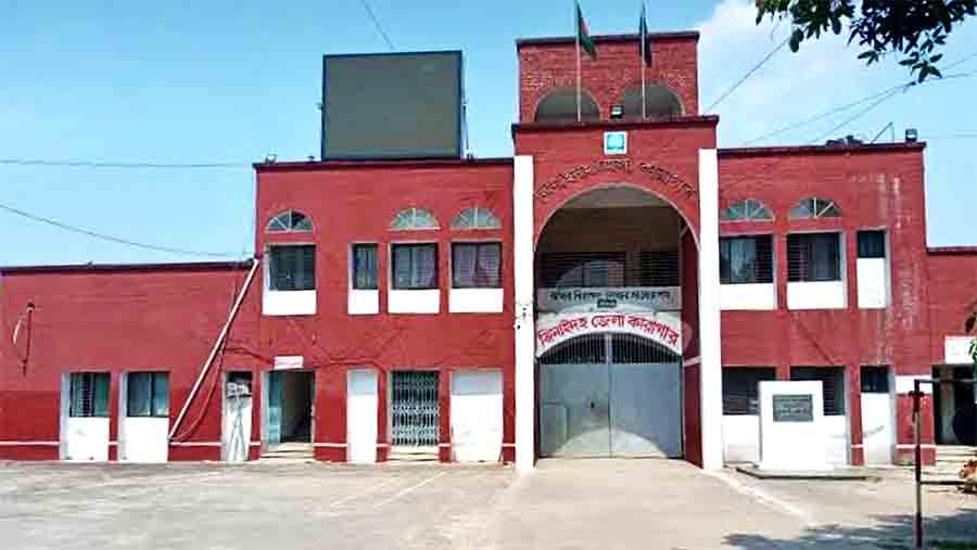 ঝিনাইদহ কারাগারে ধারণক্ষমতার চারগুণ বেশি বন্দি, স্থান সংকুলানে টালমাটাল কর্তৃপক্ষ