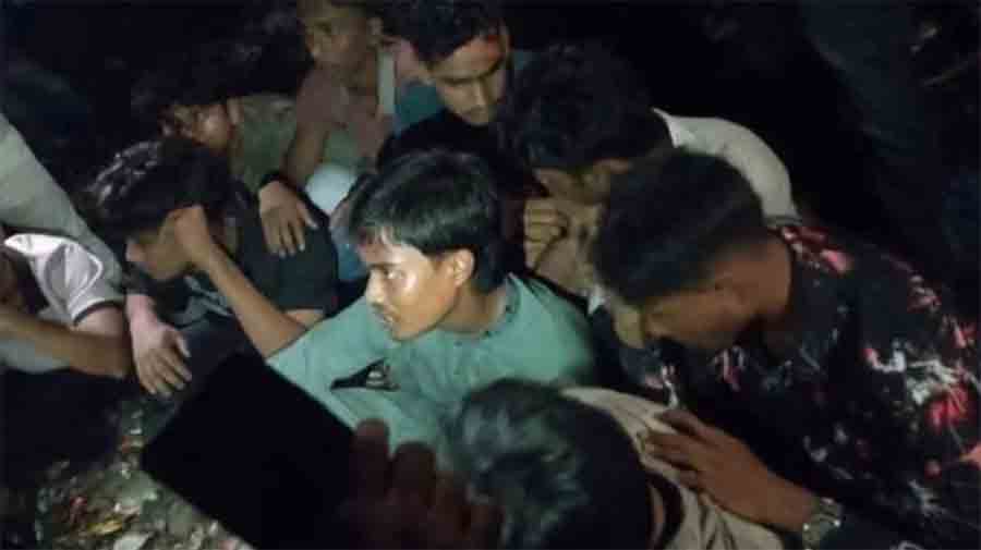 ‘জয় বাংলা’ স্লোগান দেওয়ায় ৯ কিশোরের ওপর মব চালিয়ে পুলিশে দিল ছাত্রদলের সন্ত্রাসীরা