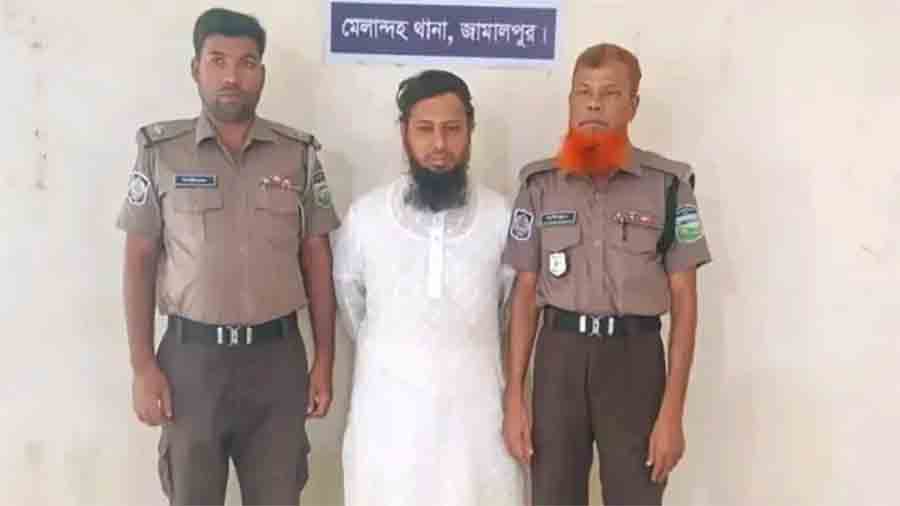 জুয়ার টাকা জোগাড়ে মসজিদে ইমামতি: ১৫ লাখ টাকা লোপাটের পর গ্রেপ্তার মুফতি মিজান