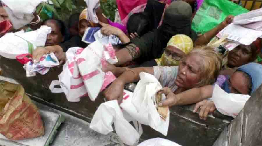 রংপুরে চাল-আটার জন্য হাহাকার: ওএমএসের লাইনে হাতাহাতি-কাড়াকাড়ি
